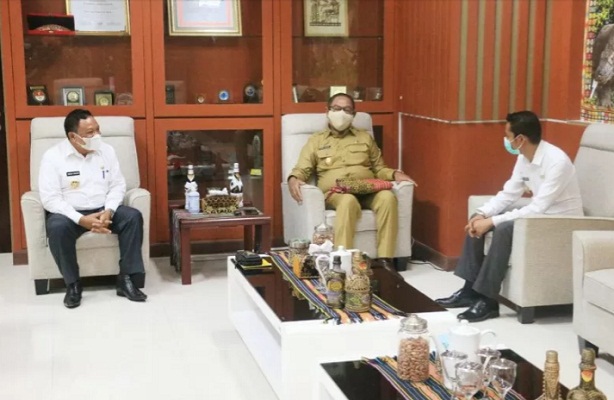 Bupati Malaka Simon Nahak bersama wakilnya Louise Lucky Taolin saat beraudiensi dengan Wakil Gubernur NTT Josef Nae Soi di Kupang.