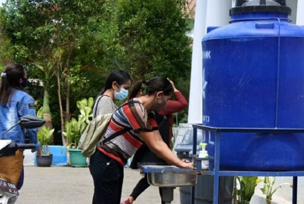 Pemerintah Kota Kupang, Provinsi Nusa Tenggara Timur terus mendorong warga untuk selalu mencuci tangan guna mencegah penularan COVID-19.