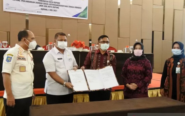 Wali Kota Kupang Nusa Tenggara Timur Jefri Riwu Kore menyaksikan penandatanganan kerjasama Pemerintah Kota Kupang diwakili Sekda Kota Kupang