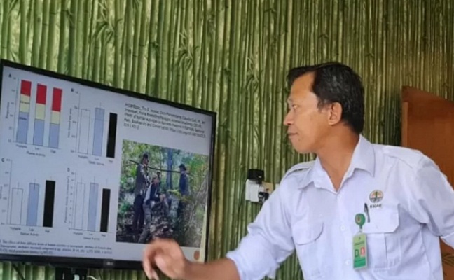 Kepala Balai Taman Nasional Komodo Lukita Awang Nistyantara sedang memberikan penjelasan mengenai penataan sarana dan prasana Loh Buaya beberapa waktu lalu.