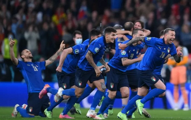 Para pemain Italia merayakan keberhasilan mereka ke final EURO 2020 setelah menaklukkan Spanyol 4-2