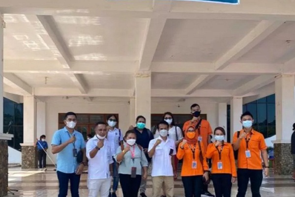 Pemimpin Bulog Labuan Bajo, Zulkarnaen bersama sejumlah stafnya berpose bersama usai penyaluran Bansos PPKM di Labuan Bajo, Manggarai Barat