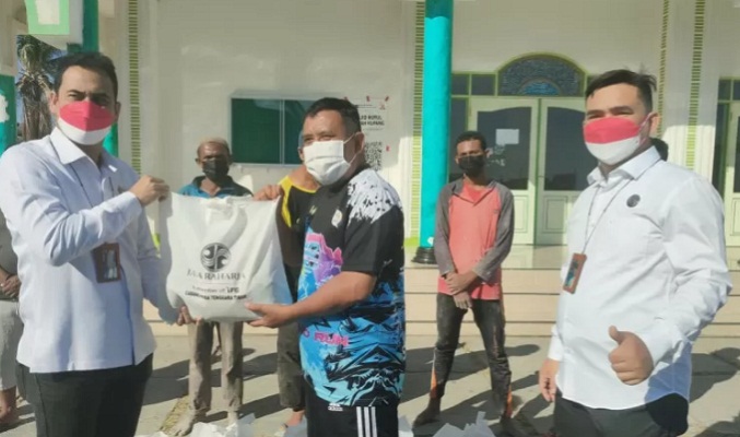 Kepala Cabang PT Jasa Raharja Provinsi NTT Nasjwin menyerahkan bantuan paket sembako kepada pengurus panti asuhan di Kota Kupang,