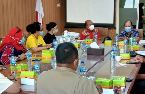 Wali Kota Kupang, Provinsi Nusa Tenggara Timur, Jefri Riwu Kore saat memimpin rapat penanganan penanggulangan pandemi COVID-19 di Kota Kupang beberapa waktu lalu.
