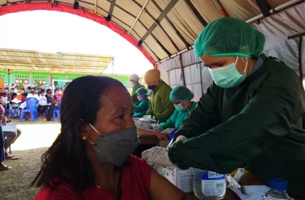Vaksinator dari Dinas Kesehatan Manggarai Barat menyuntik vaksin Sinovac bagi ibu hamil di SD Inpers Waemata Labuan Bajo, Komodo, Manggarai Barat, NTT,